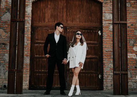 Sesion Save The Date, Save The Date Ideas Photoshoot, Save The Date Outfit Ideas, Save The Date Photoshoot Ideas, Save The Date Photoshoot, Sabe The Date, Prenuptial Photoshoot, Prenup Ideas, Pre Wedding Photoshoot Props