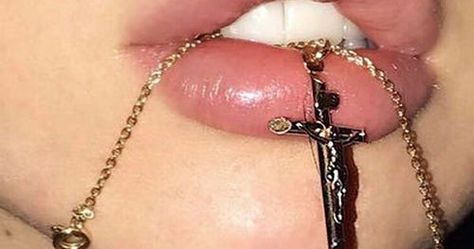 Photo A Cross, Close Up, A Woman, Chain