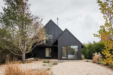 Beach retreat with Scandinavian style interiors in Montauk: Surf House Scandinavian Beach House, Scandinavian Exterior, Scandinavian Exterior Design, Venice House, Beach Architecture, Black Houses, Style Surf, Beach House Exterior, Surf House