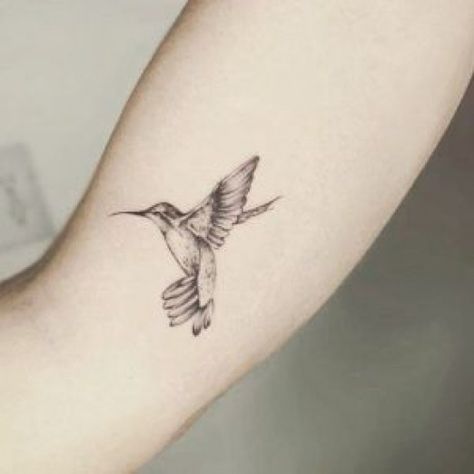 Bird Tattoo Meaning and Designs For Girls #Bird #Tattoos #piercing #piercing #cadera Tattoo Sparrow, Hummingbird Tattoo Black, Tattoo Klein, White Bird Tattoos, Bird Tattoo Sleeves, Small Hummingbird Tattoo, Small Bird Tattoos, Tiny Bird Tattoos, Dragons Tattoo