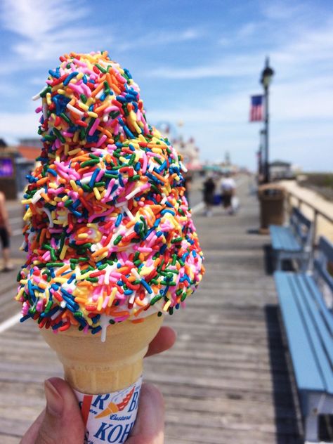 9 Classic Boardwalk Foods That Are Worth Every Calorie Boardwalk Party, Boardwalk Food, Board Walk, Retail Store Interior Design, Carnival Food, Ocean City Nj, Fair Food Recipes, Cheap Eats, American Food