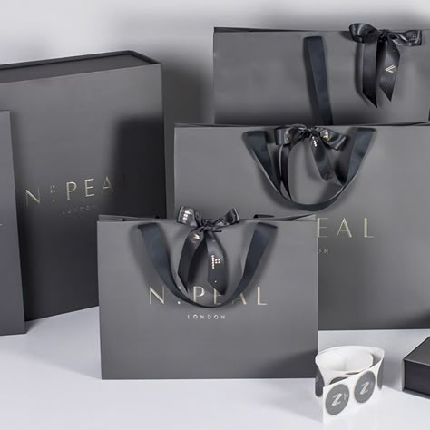 Following the successful re-brand of luxury cashmere retailer N.Peal, their glamorous new packaging range is now making an impact in store.  The bespoke embossed paper chosen by N.Peal. has been used to create a range of bags, boxes and accessories befitting the luxury and elegance of the brand. With the addition of intricate foiling, luxury grosgrain handles and superior quality paper and print, it's clear to see the exclusivity the new branding has achieved... Luxury Brand Packaging, Luxury Paper Bag, Custom Jewelry Packaging, Jewelry Packaging Design, Shopping Bag Design, Spring Purses, Paper Bag Design, Jewelry Packaging Box, Necklace Luxury