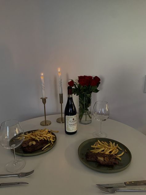 Steak Night Table Setting, Dinner Date Set Up At Home, Dinner Date Table Setting At Home, Steak Table Setting, Indoor Dinner Date Ideas, Simple Birthday Dinner Ideas At Home, Steak Dinner Table Setting, Steak Date Night Dinner Aesthetic, Table For 2 Romantic