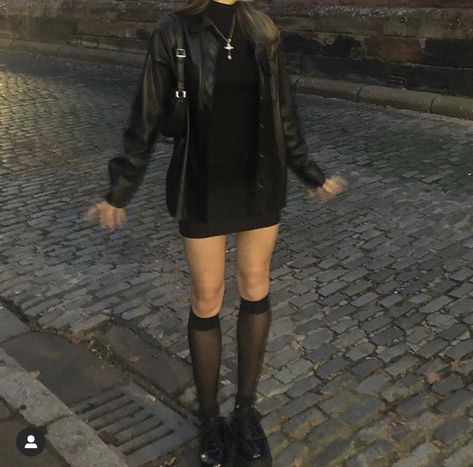 Grunge outfit sheer thigh highs high socks knee chunky shoes platform boots doc martens dr martens dms mini skirt black oversized leather jacket silver chain chains turtle neck high neck Doc Martens Outfit, Skandinavian Fashion, Maggie Lindemann, Taylor Momsen, Looks Black, Dc Comic, Swaggy Outfits, Mode Inspo, 가을 패션