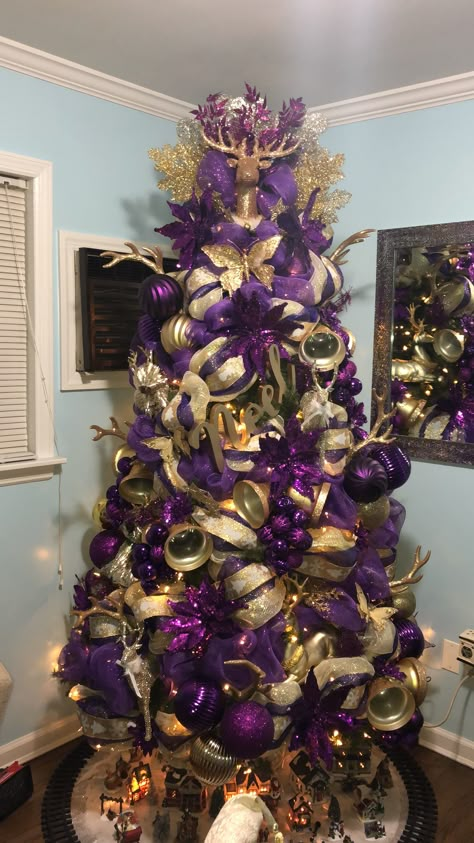 Christmas Tree Ideas Purple Gold, Christmas Tree Inspiration Purple, Butterfly Themed Christmas Tree, Purple And Gold Christmas Tree Ideas, Purple Gold Christmas Tree, Purple And Gold Christmas Decorations, Purple And Gold Christmas Tree, Purple Christmas Tree Decorations, Designer Christmas Tree