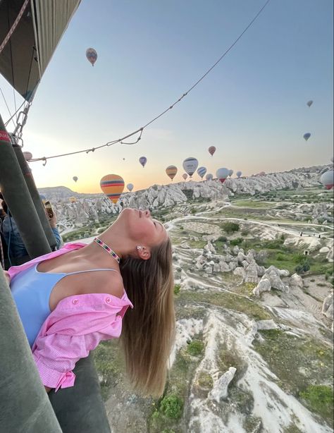 Turkey Outfit Ideas Summer, Turkey Inspo Pics, Turkey Vacation Pictures, Hot Air Balloon Picture Ideas, Turkey Outfits Women Summer, Hot Air Balloon Outfit Ideas, Turkey Outfits Women, Arizona Fits, Turkey Photoshoot