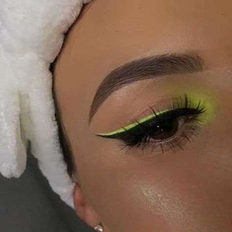 Edc Makeup, Yellow Eye Makeup, Neon Eyeshadow, Concert Makeup, Green Eyeliner, Yellow Makeup, Neon Makeup, Graphic Makeup, Rave Makeup