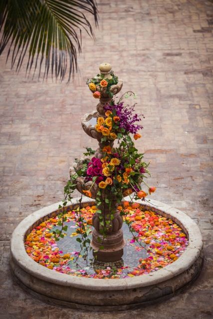 Fountain Centerpiece, Flowers Fountain, Water Fountain Wedding, Fountain Decoration Ideas, Tropical Fountain, Fountain Decor Wedding, Fountain Decor, Floral Fountain, Fountain Flowers