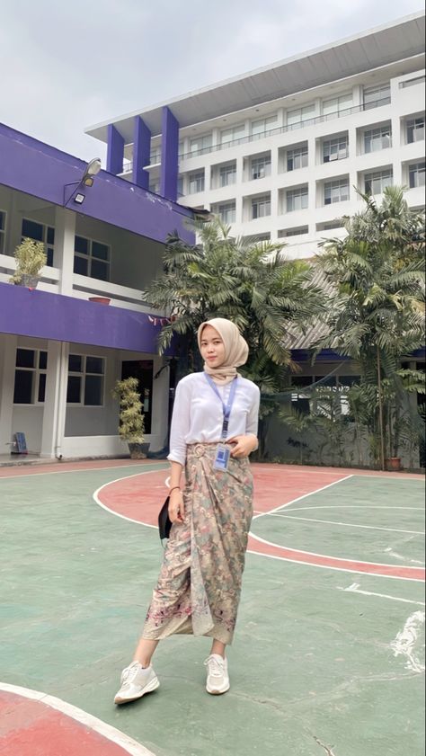 Ootd Kebaya Hijab Modern, Outfit Kondangan Casual, Dress Muslim Modern, Rok Lilit, Ootd Poses, Hijab Style Casual, Style Hijab, Hijab Ootd, Everyday Fashion Outfits