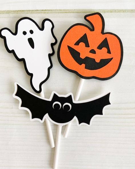 Celebrate a halloween or pumpkin theme party with these fun orange and black cupcake toppers.Included is a set of 12 Cupcake Toppers4 Ghosts4 Pumpkins 4 Bats Pumpkin Theme Party, Halloween Toppers, Halloween Theme Birthday, Black Cupcake, Halloween 1st Birthdays, Ghost Cupcakes, Topper Halloween, Pumpkin Cupcake, Dinosaur Birthday Party Decorations