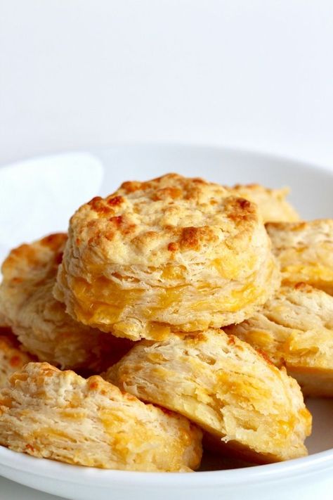 5-Ingredient Flaky Cheddar Biscuits Baker Mama, Easy Easter Recipes, Baking Powder Biscuits, Cheesy Biscuit, Cheddar Biscuits, Easter Brunch Food, Cheese Biscuits, Homemade Biscuits, Breadsticks