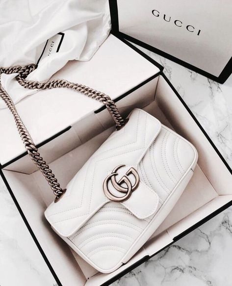 Gucci bag | white Gucci bag | flapped Gucci bag | Chain Gucci Purse Dompet Gucci, Luxury Tumblr, Gucci Fashion Show, Gucci Baby, Desain Quilling, Tas Bahu, Gucci Purses, Cheap Purses, Gucci Handbag