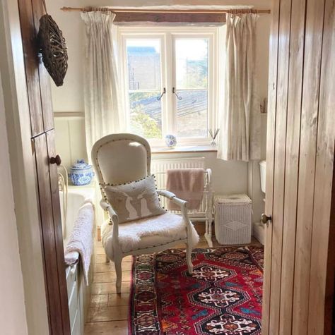 New Orleans Apartment, Bathroom Chair, Antique Wooden Chairs, Marble Bathtub, All White Room, Black Floor Tiles, Bathroom Apartment, Bathroom Design Trends, Primary Bathroom