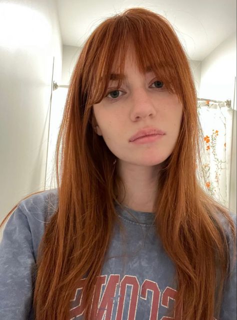 Ginger Blonde Hair, Orange Brown Hair, Dark Ginger Hair, Brown Hair Bangs, Red Hair With Bangs, Long Auburn Hair, Cold Hair, Long Face Haircuts, Ginger Hair Color