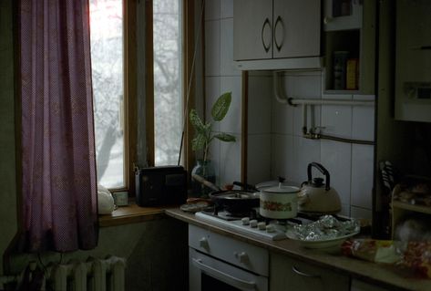 Russian Home Aesthetic, Russian Apartment Aesthetic, Russian House Interior, Gloomy Kitchen, Domestic Aesthetic, Russian Apartment, Home Nostalgia, Life In Switzerland, Melancholy Aesthetic