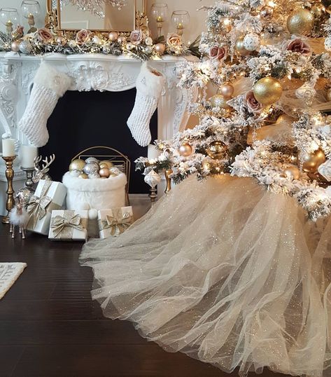 Angelika Cuahutle Gad انجيليكا on Instagram: “This year I left the skirt without my prop gifts that I usually wrap & put on top of it, but it's too pretty to cover up i thought! 😍 It…” Diy Tulle Christmas Tree, Tulle Christmas Tree Skirt, Tulle Tree, Christmas Tulle, Nutcracker Tree, Tulle Christmas Trees, Shabby Chic Christmas Tree, Diy Christmas Tree Skirt, Diy Tulle