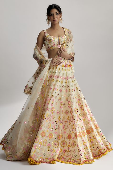 Gopi Vaid, Simple Lehenga, Indian Outfits Lehenga, Lehenga Designs Simple, Traditional Indian Dress, Indian Dresses Traditional, Desi Clothes, Traditional Indian Outfits, Indian Bridal Outfits