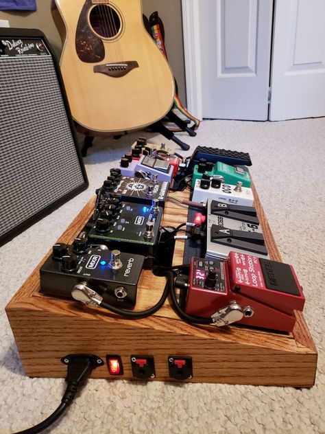 DIY Pedal Board Builds Diy Pedalboard Ideas, Guitar Effects Pedals Diy, Pedal Board Guitar, Diy Guitar Pedal Boards, Pedal Board Ideas, Homemade Pedalboard, Wooden Pedalboard, Pedal Board Diy, Wood Pedalboard