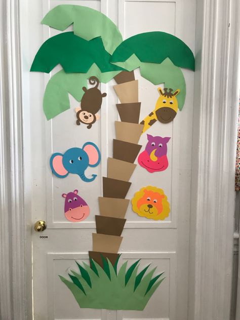 Jungle Animal Bulletin Board, Jungle Safari Bulletin Board Ideas, Zoo Animal Bulletin Board Ideas, Birthday Wall For Classroom, Safari Bulletin Board Ideas, Jungle Theme Classroom Preschool, Door Classroom Decoration, Classroom Jungle Theme, Jungle Classroom Door