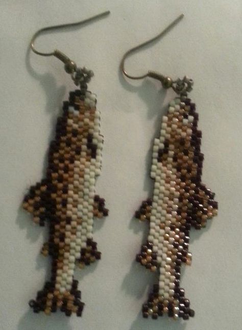 Inuit beaded fish by Linda Gordon Beaded Fish, Anting Manik, Seed Beading, Brick Stitch Earrings, Seed Bead Patterns, Beadwork Patterns, Beaded Animals, Beading Projects, Pony Beads