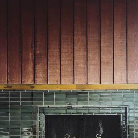 Heath Ceramics on Instagram: "“I’m still at the stage—and I hope I never leave—where I come home and just sit and look at the fireplace. It’s become the focal point of the whole house.”  Honestly, we wouldn’t either 😍 @windychien, our friend, neighbor, and as of just a few weeks ago, the owner of a fresh Heath tile fireplace in her new home. Working with our Tile team, Windy used a mix of Classic Field tile and trim in Jade Manganese—a deep and glossy complement to the original ‘80s architecture and character of the house.  We sat down with her to chat about her own work, as well as her new fireplace. Read more at the link in bio—you can see her piece, ‘Circuit Boards’ in the SF Showroom, on display to the public, or get a look at her studio on our SF Factory Tours. (If you’re lucky, you Mid Century Fireplace Tile, Green Tiled Fireplace, Mcm Fireplace Makeover, Wood Paneled Fireplace, 80s Fireplace, Green Tile Fireplace, Tiled Fireplace Surround, Tile Mantle, Bohemian Fireplace