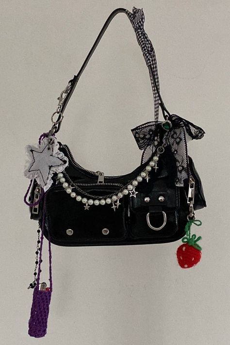 Black Bag With Charms, Bag With Charms Aesthetic, Black Handbag Aesthetic, Accessory Inspo, Accessorize Bags, Handbag Essentials, Old Sweater, A Short Story, Girly Bags