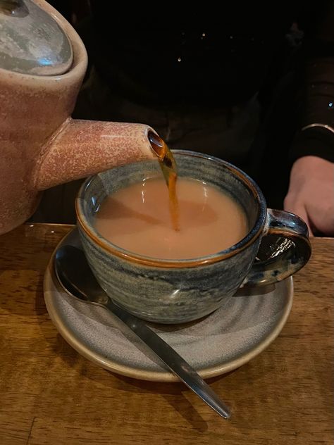 Brewing Tea Aesthetic, Pouring Tea Aesthetic, Thé Aesthetic, Teacups Aesthetic, Drinking Tea Aesthetic, Cup Of Tea Aesthetic, October Core, Teapot Aesthetic, Tea Cup Aesthetic