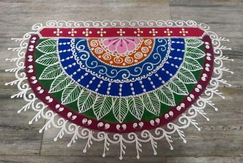 Suma's creative rangoli Semicircle Rangoli Designs, Semi Circle Rangoli Designs, Circle Rangoli, Freehand Rangoli, Rangoli Diwali, Simple Rangoli Designs Images, Rangoli Border, Simple Rangoli Border Designs, Rangoli Borders