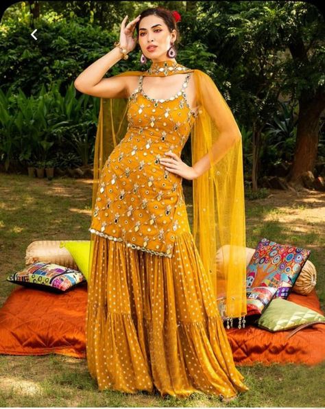 Dress For Haldi Function, Haldi Outfit For Bride, Orang India, Haldi Ceremony Outfit, Haldi Dress, Sharara Designs, Haldi Outfits, Haldi Outfit, Gaun Fashion