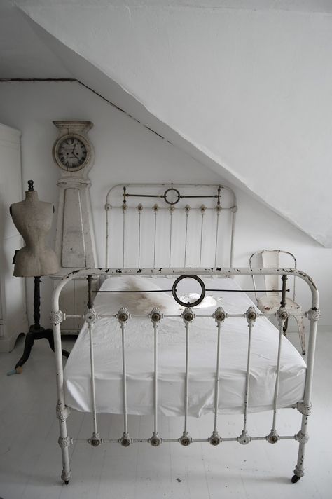 great iron bed! Antique Iron Bed, Steel Bed Design, Antique Iron Beds, Shabby Bedroom, Wrought Iron Beds, Iron Beds, Wrought Iron Bed, Farmhouse Style Bedrooms, Iron Bed Frame