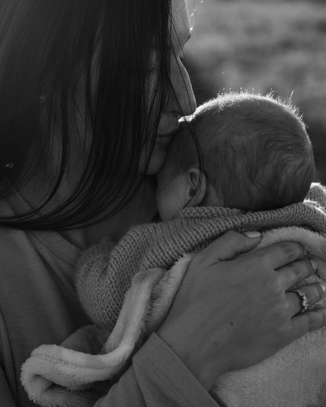 Mom and daughter newborn shoot Mom And Daughter Photo Ideas Newborns, Newborn And Mum Photoshoot, Mom And Newborn Photoshoot Outside, Mother Daughter Newborn Pictures, Newborn Mommy And Me Pictures Outdoor, Mom And Newborn Photography, Motherhood Shoot, Fam Photos, Hand Photography