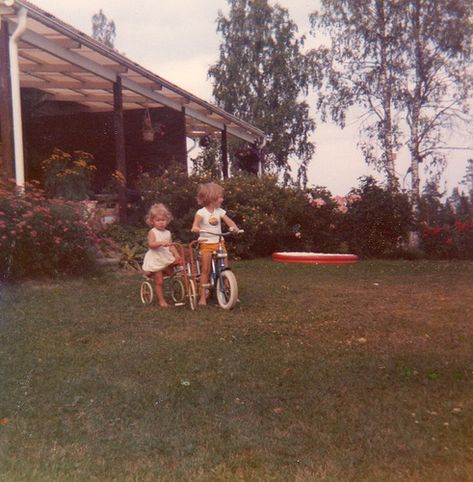 70s Childhood Aesthetic, Old Film Photos, Vintage Mom Aesthetic, Cute Family Aesthetic, Summer Nostalgia Aesthetic, Old Childhood Photos, Nostalgic House, Family Nostalgia, 70s Photography