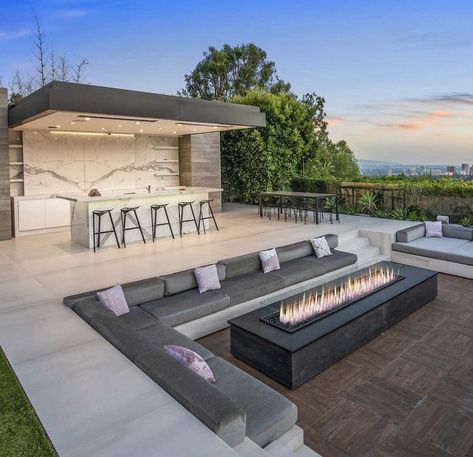 Modern Garden Design Luxury Backyards With Pool, Outside Lounge Ideas, Modern Backyard Ideas Luxury, Luxury Fire Pit Ideas Backyard, Unique Landscaping Ideas, Luxury Patio Design, Contemporary Backyard, Dream Backyard Pool, Outdoor Kitchen Patio