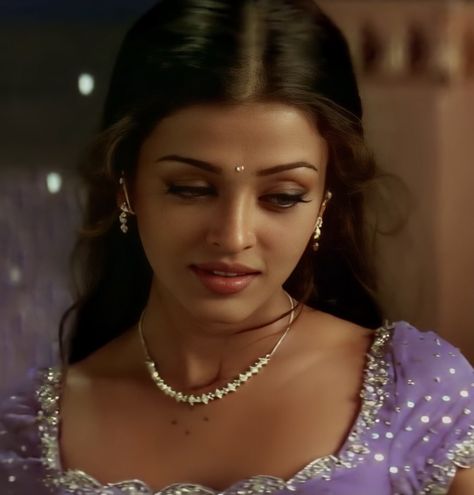 Aishwarya Rai 90s Icons, Aishwarya Rai Iconic Looks, 90s Bollywood Makeup, Aishwarya Rai 90s Hair, 90s Indian Makeup, Purple Indian Aesthetic, Devdas Aishwarya Rai Aesthetic, Desi Makeup, Aishwarya In 90s