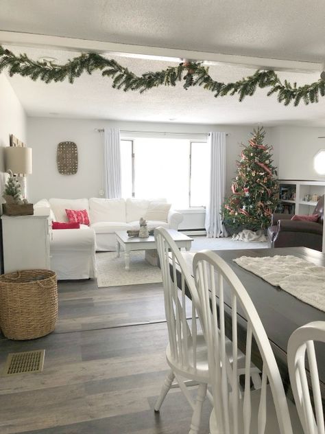 Raised Ranch Christmas Tour - Just Call Me Homegirl Raised Ranch Interior Ideas Kitchen, Raised Ranch Christmas Decor, Raised Ranch Decorating Ideas, Split Level Christmas Decor, Raised Ranch Living Room, Split Level Living Room Ideas, Raised Ranch Interior Ideas, Raised Ranch, Ranch Bedroom