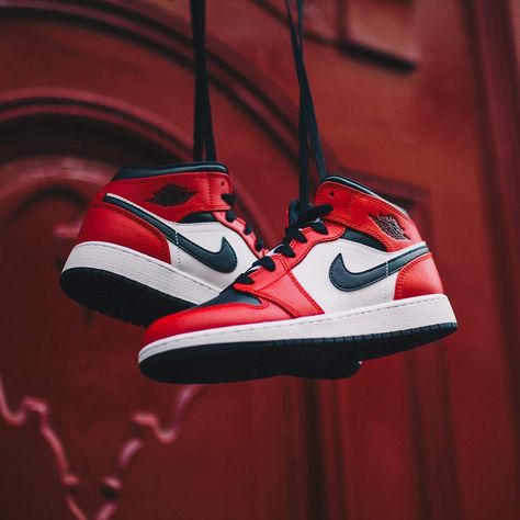 Air Jordan 1 Women Outfit Gym Red,Air Jordan 1 Gym Red Shoe Widgets, Jordan Rouge, Jordan 1 Mid Chicago Black Toe, Air Jordan 1 Mid Chicago, Jordan Shoes Wallpaper, Jordan 1 Mid Chicago, Jordan 1 Red, Sneakers Nike Jordan, Shoes Wallpaper