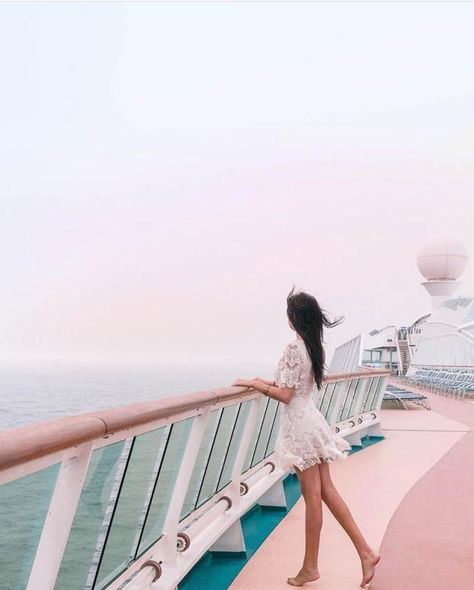 Ship Photoshoot, Ship Photo Ideas, Cruise Photoshoot Photo Ideas, Cruise Photos Ideas, Cruise Romance Aesthetic, Cruise Ship Photography, Poses On Cruise Ship, Cruise Photo, Photos In Cruise