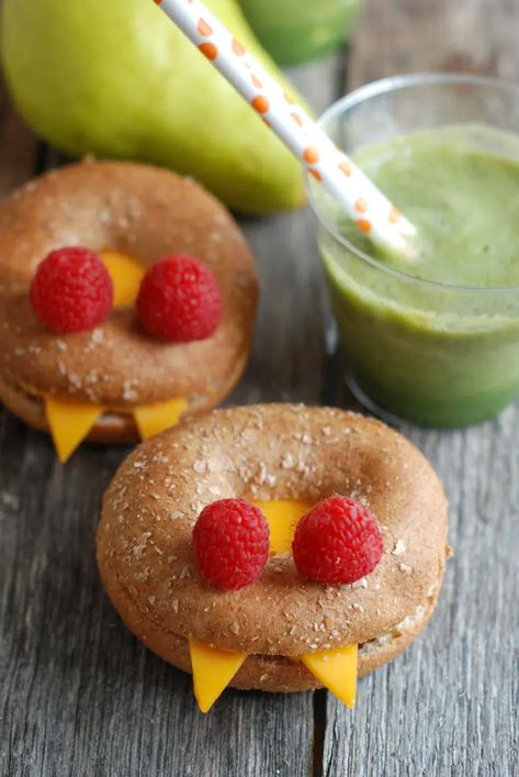 Mini bagel sandwiches for Halloween Bagel Sandwiches, Easy Halloween Treats, Classroom Halloween Party, Mini Bagels, Healthy Halloween Snacks, Bagel Sandwich, Halloween Classroom, Halloween Treats Easy, Healthy Halloween