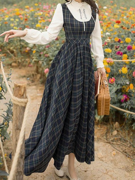 Era Victoria, Long Sleeve Cotton Dress, Outfits Vintage, Vintage Closet, Old Fashion Dresses, Womens Long Dresses, Dress Stand, Ideas Vintage, Vestidos Vintage