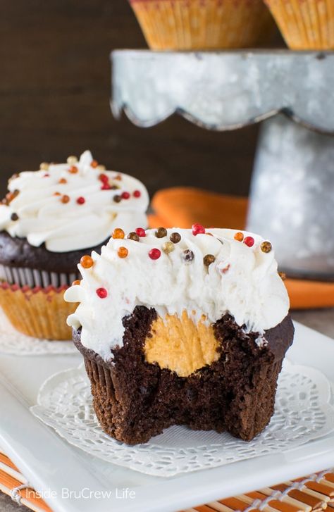 Cream Filled Cupcakes, Sundae Cupcakes, Foodgawker Recipes, Bread Booze Bacon, Pumpkin Filling, Thanksgiving Cupcakes, Chocolate Chip Cupcakes, Shugary Sweets, Holiday Desserts Table