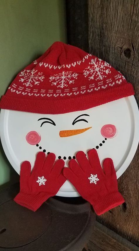 Dt pizza pan, hat, gloves. Sprayed pan white, painted face, hot glued his clothes. Snowman Crafts Diy, Snowman Hat, Christmas Crafts For Kids To Make, Fun Christmas Crafts, Holiday Crafts Christmas, Snowman Crafts, Christmas Ornament Crafts, Christmas Crafts Decorations, Fun Christmas