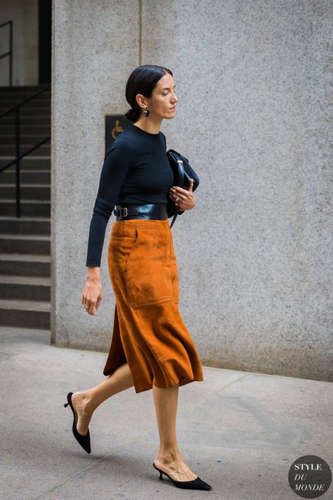 Melissa Ventosa Martin by STYLEDUMONDE Street Style Fashion Photography_48A0055 Orange Skirt, Elegante Casual, Looks Street Style, Street Style Trends, Street Fashion Photography, Business Outfit, Street Style Inspiration, Looks Chic, Fall Street Style