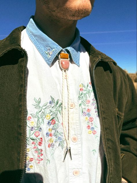 Bolo Tie Street Style, Men’s Bolo Tie Outfit, Men’s Bolo Tie Wedding, Western Bolo Ties Men, How To Style Bolo Tie, Mens Vintage Aesthetic, Bolo Tie Men Outfit Casual, Men’s Bolo Tie, Mens Western Aesthetic