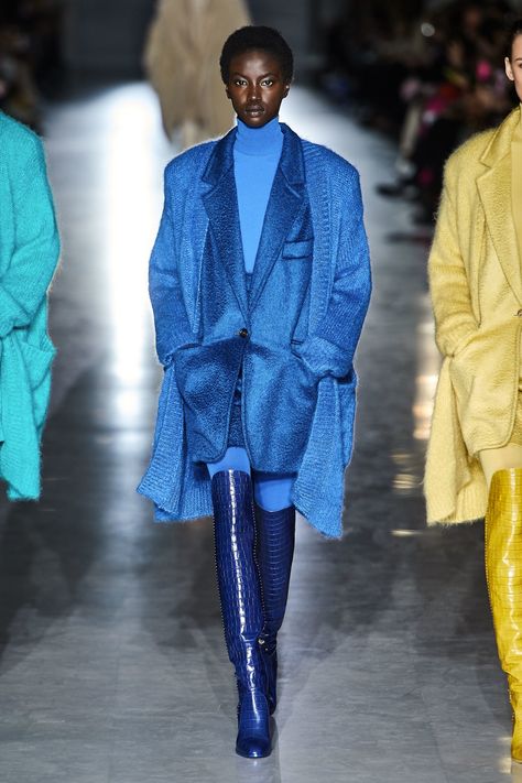 Max Mara Fall 2019 Ready-to-Wear collection, runway looks, beauty, models, and reviews. Flamboyant Natural, Style Bleu, Monochromatic Fashion, Monochrome Fashion, Vogue Germany, 가을 패션, Fashion Show Collection, Vogue Paris, Mode Inspiration