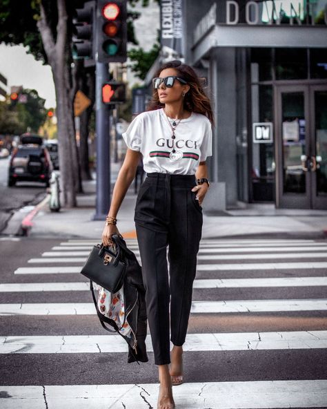 Daily Details June 10, 2019 Carrot Pants Outfit, Personal Fashion Stylist, Carrot Pants, Look Office, Instagram Outfits, Feminine Outfit, Office Fashion, Fashion Stylist, Outfit Details