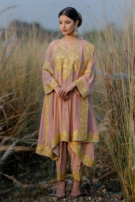 Buy Pink Phiran Kurta And Pant Crepe & Dupatta Georgette Yoke Set For Women by Daljit Sudan Online at Aza Fashions. Kashmiri Outfits For Women, Kashmiri Suits, Salwar Pattern, Casual Indian Fashion, Pakistani Dresses Casual, Indian Dresses Traditional, Embroidery Suits Design, Designer Party Wear Dresses, Boutique Dress Designs