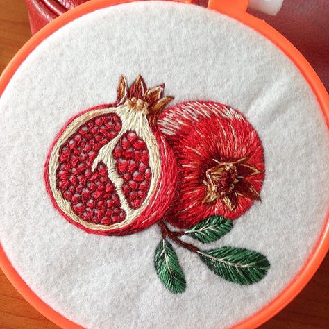 #pomegranate #handembroidery #embroidery #handcraft #madebyme #fymnsembroidery ♦️ Diy Hand Embroidery, Diy Embroidery Patterns, Embroidered Art, Hand Embroidery Projects, Embroidery Flowers Pattern, Creative Embroidery, Handwork Embroidery Design, 자수 디자인, Sewing Embroidery Designs