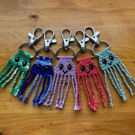 Alpha Keychain Pattern Tutorial, Bracelet Keychains Patterns, Diy Friendship Keychains, Alpha Keychain Pattern Easy, Beginner Alpha Pattern, Alpha Bracelet Pattern Keychain, Friendship Bracelet Keychain Pattern, Alpha Patterns Tutorial, Alpha Patterns Keychain