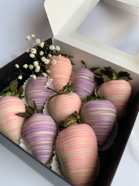 Cake Lollies, Pink Chocolate Covered Strawberries, Desserts Photos, Strawberry Boxes, Magnum Cake, Purple Cake Pops, Strawberry Ideas, Food Gift Box, Strawberry Box