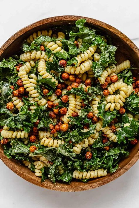 Pasta Caesar Salad, Kale Pasta Salad, Grain Free Dinner, Quinoa Chickpea Salad, Caesar Pasta Salad, Caesar Pasta, Kale Caesar, Kale Pasta, Healthy Pasta Salad